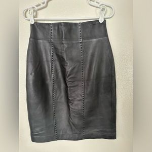 Woman’s‎ Classiques Entier size 6 Black Leather Skirt
